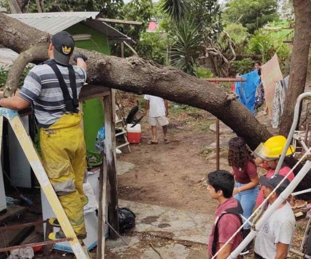 Se desborda canal en Madero; rescatan a familia Se desborda canal en Madero; rescatan a familia