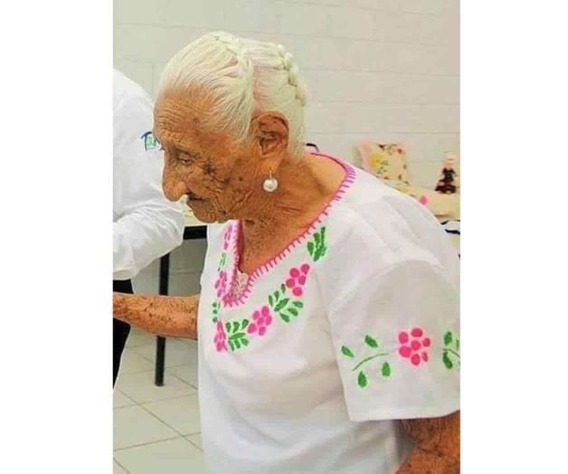 Doña Santitos, la mujer del siglo Doña Santitos, la mujer del siglo