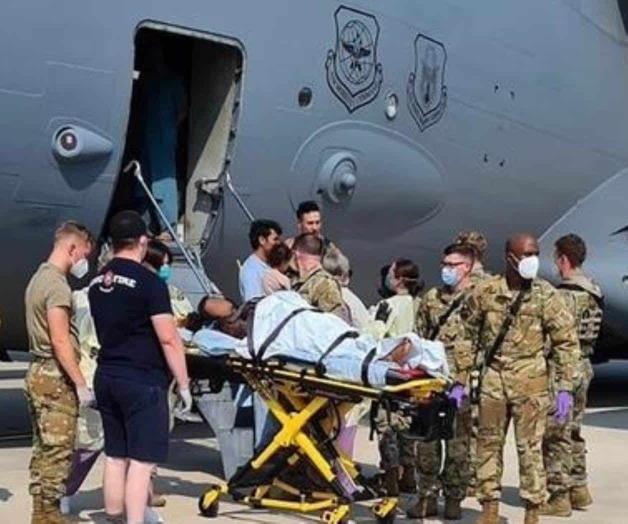 Mujer afgana da a luz en avión que la evacuaba de Afganistán