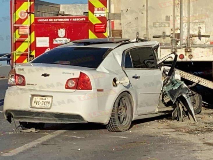 Queda muerto bajo la caja de un tráiler Queda muerto bajo la caja de un tráiler