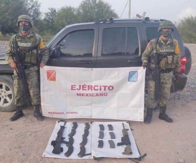 Aseguran militares camioneta y armas