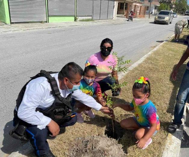 Planta policía Estatal arbolitos de sombra y ornato en San Fernando