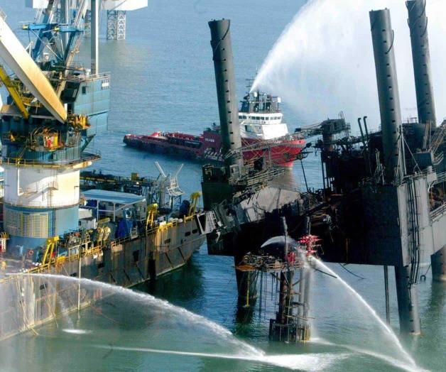 Arde otra plataforma