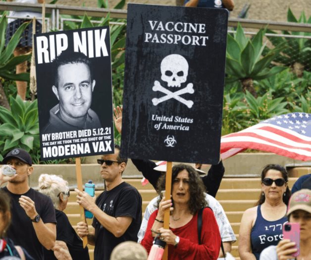 Se enfrentan por las vacunas y máscaras