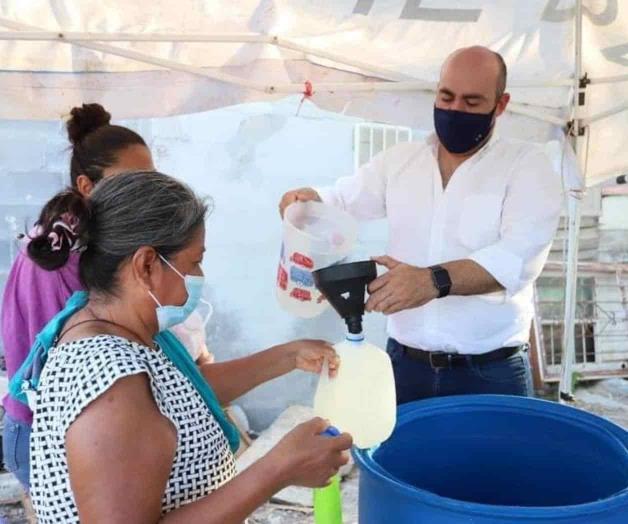 Reparten cloro a las familias en colonias Reparten cloro a las familias en colonias