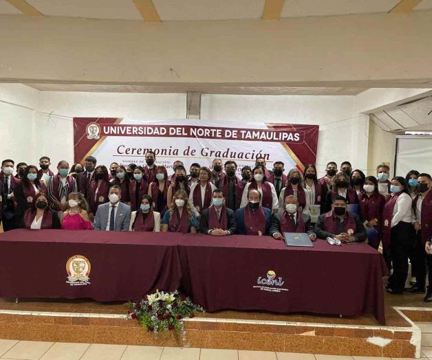 Emotiva ceremonia de graduación en Universidad del Norte de Tamaulipas