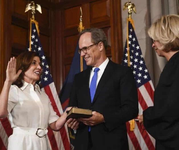 Hochul asume cargo como la primera mujer gobernadora de NY Hochul asume cargo como la primera mujer gobernadora de NY