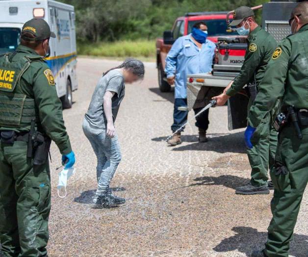 Cubren a migrantes con polvo de arcilla