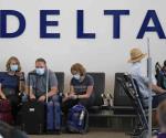 Delta cobrará recargo a empleados sin vacuna contra COVID-19