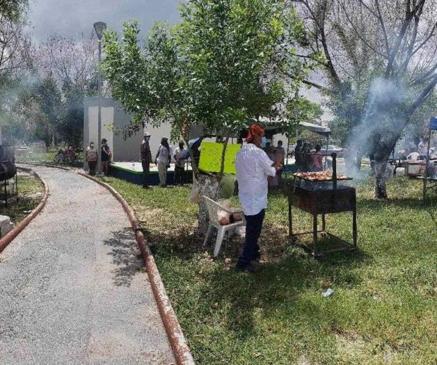 Regalan pollo asado a la gente vulnerable