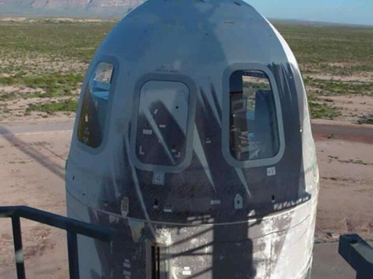 Lanza Blue al espacio obra de arte pintada en cápsula Lanza Blue al espacio obra de arte pintada en cápsula