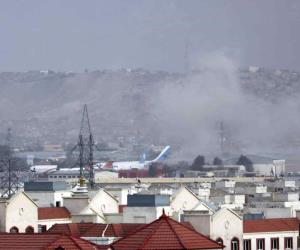 2 ataques suicidas fuera del aeropuerto de Kabul; 13 muertos
