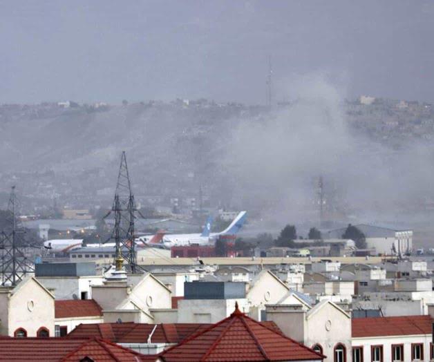 2 ataques suicidas fuera del aeropuerto de Kabul; 13 muertos