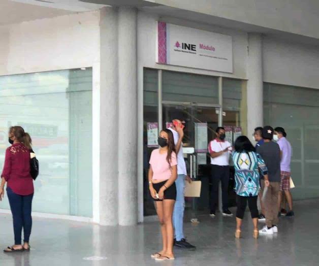 Expiden credenciales en módulos del INE