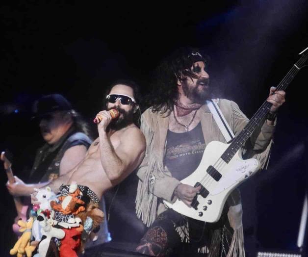 Prende al público con su rock