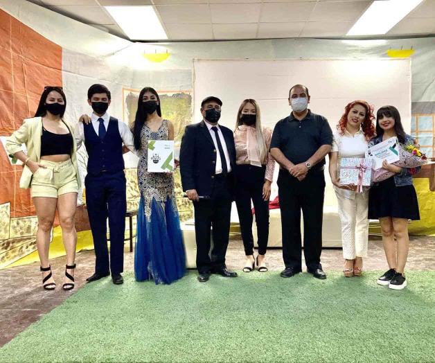 Se gradúan con honores Se gradúan con honores