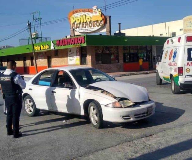 Omite alto; cruza calle sin precaución y choca