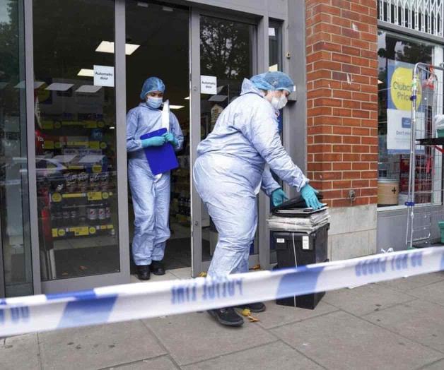 Detienen en Londres a hombre que contaminó comida con sangre