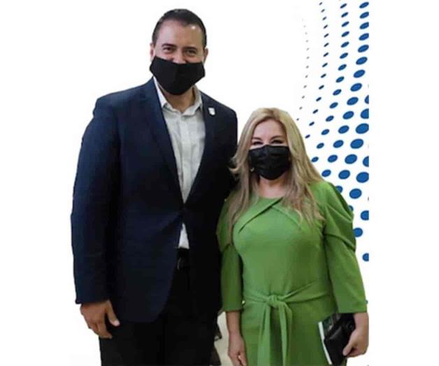 Felicita Dra. Leticia Peña V.  al Lic. Félix Fernando García A.