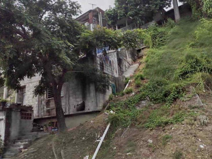 Se deslava cerro; quedan familias en riesgo Se deslava cerro; quedan familias en riesgo