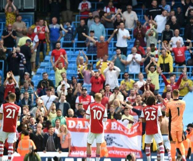 Aficionados del Arsenal festejan gol del Manchester City Aficionados del Arsenal festejan gol del Manchester City