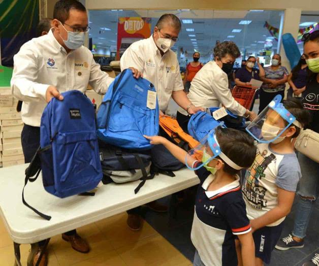 Entregan mochilas  y útiles escolares