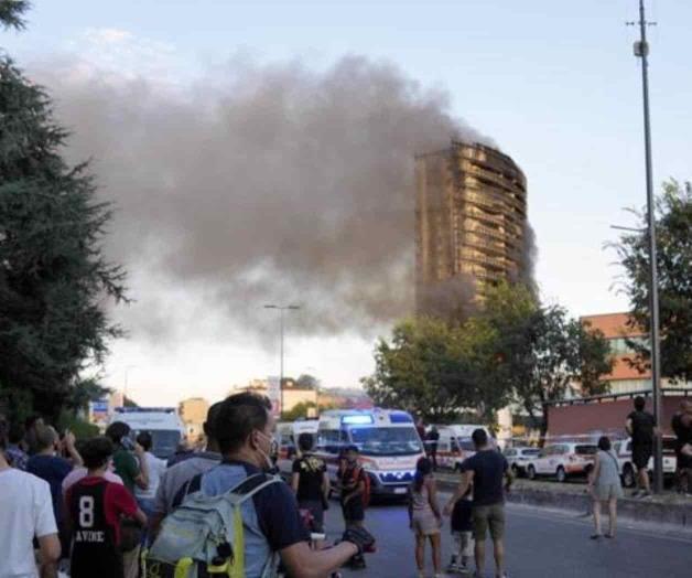 Bomberos combaten incendio en un rascacielos en Milán