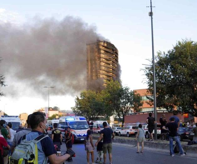 Bomberos combaten incendio en un rascacielos en Milán