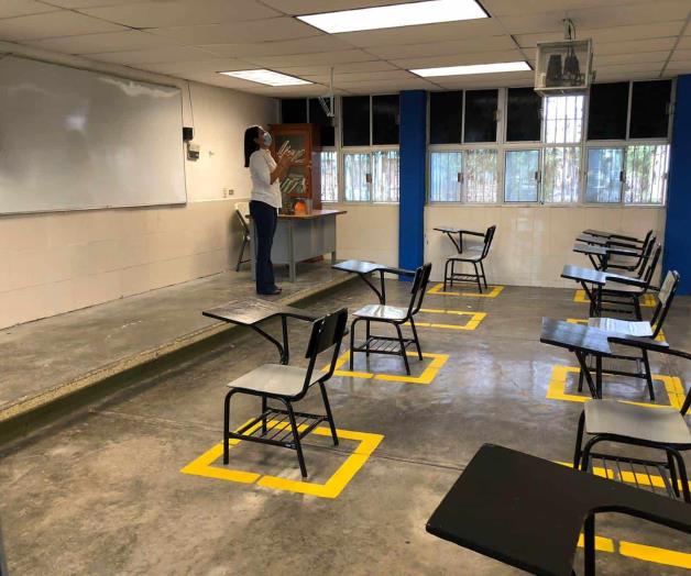 Desde sus aulas maestros imparten clases virtuales Desde sus aulas maestros imparten clases virtuales