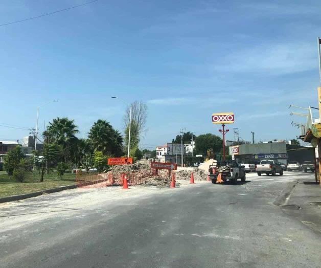 Hombres trabajando; a buscar vías alternas Hombres trabajando; a buscar vías alternas