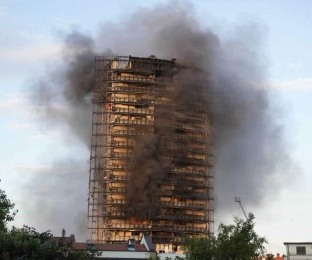 Bomberos tratan de apagar incendio en edificio en Milán
