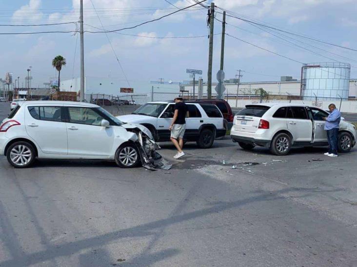 Conductora prefiere chocar y no dar paso Conductora prefiere chocar y no dar paso