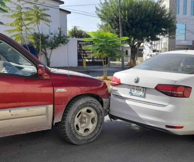Invade carril y choca