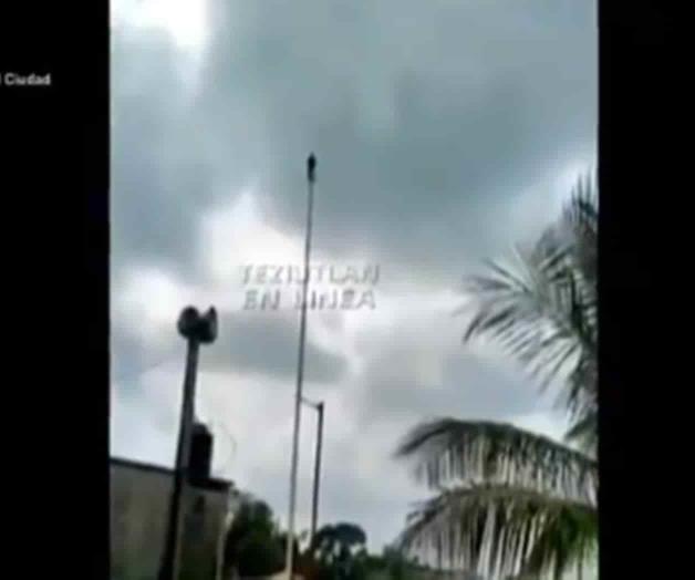 Joven se suicida lanzándose desde palo de voladores en Puebla