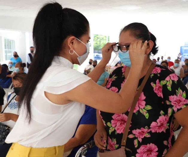 Entregan apoyos a débiles visuales