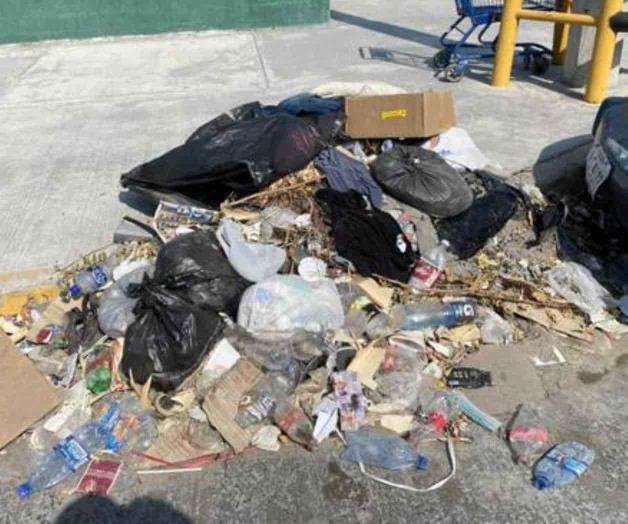 Obstruyen la calle con tierra y basura