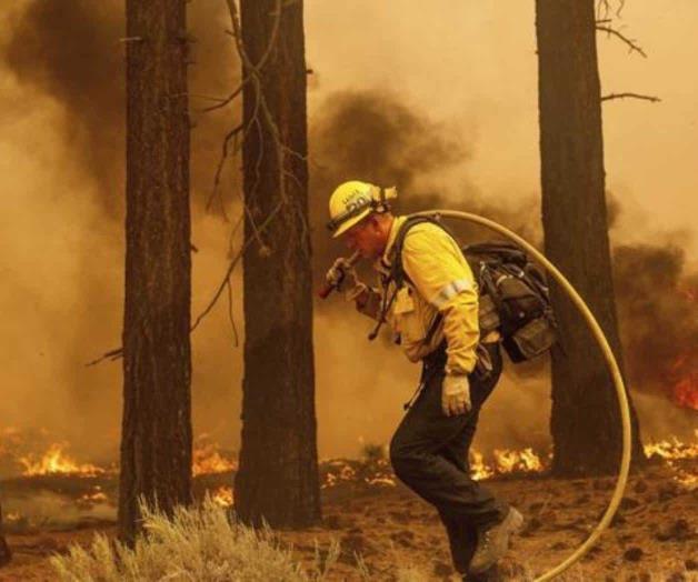 Fuertes vientos impulsan el incendio hacia el Lago Tahoe