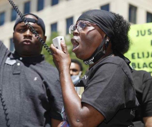 EEUU: Acusan a policías de muerte de joven negro detenido