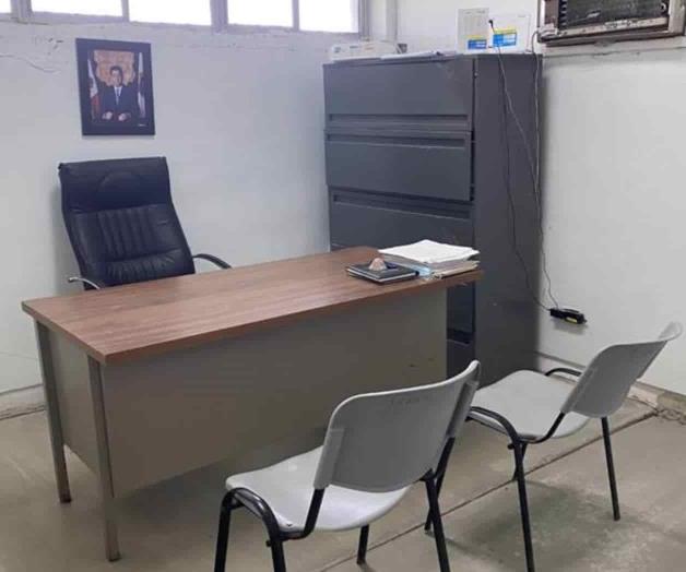 Acusan ausencia de funcionario educativo