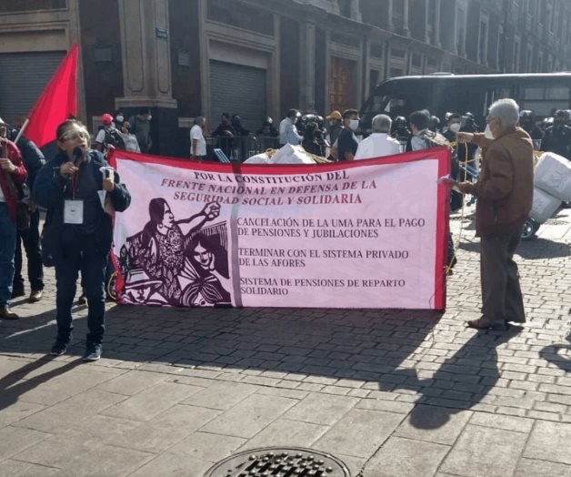 Adentro de Palacio Nacional Tercer Informe, afuera protestas Adentro de Palacio Nacional Tercer Informe, afuera protestas