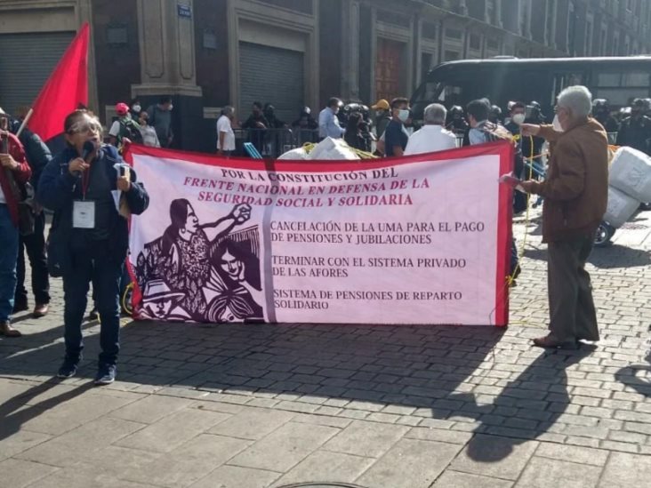 Adentro de Palacio Nacional Tercer Informe, afuera protestas Adentro de Palacio Nacional Tercer Informe, afuera protestas