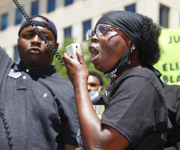 Acusan a policías de la muerte de joven negro Acusan a policías de la muerte de joven negro
