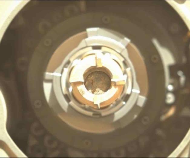 Explorador de la NASA recolecta 1ra muestra de roca de Marte