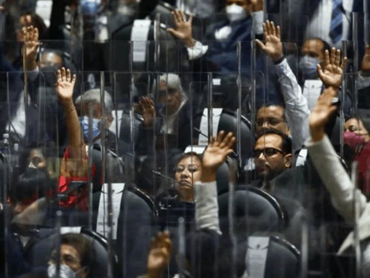 Diputados piden licencia y chapulinean en primera sesión de la 65 legislatura Diputados piden licencia y chapulinean en primera sesión de la 65 legislatura