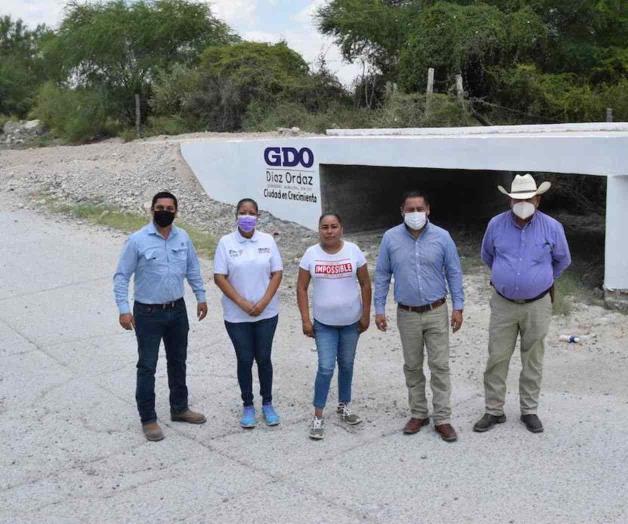 Entrega simbólica de puente por edil