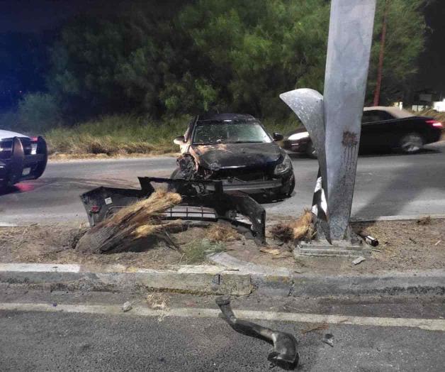 Pierde control del volante; se impacta contra anuncio