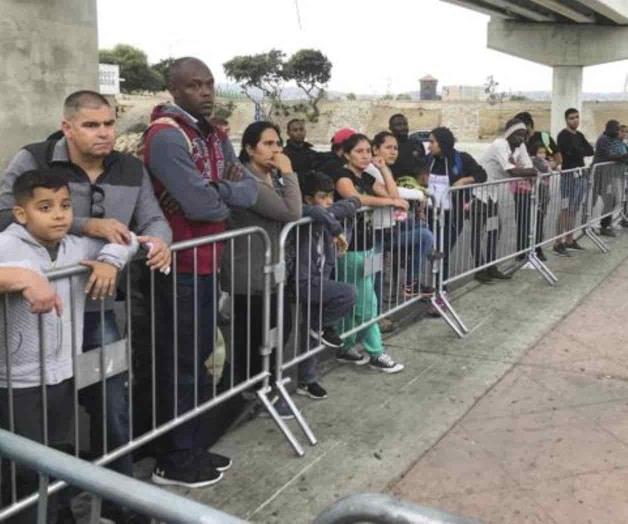 Juez declara ilegal obligar a migrantes a esperar en México