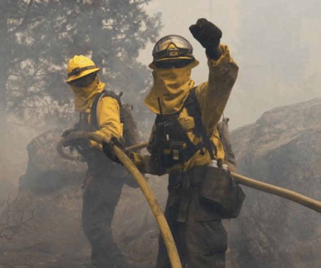 Vientos más suaves ayudan a combatir incendios en California Vientos más suaves ayudan a combatir incendios en California
