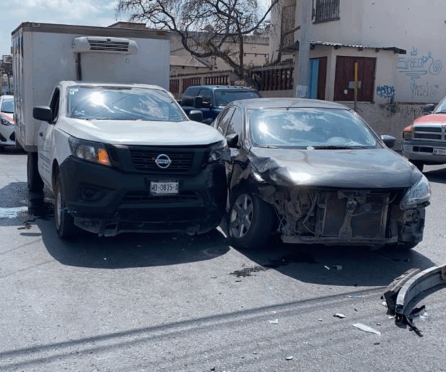 Mujer no cede paso y prefiere estrellarse