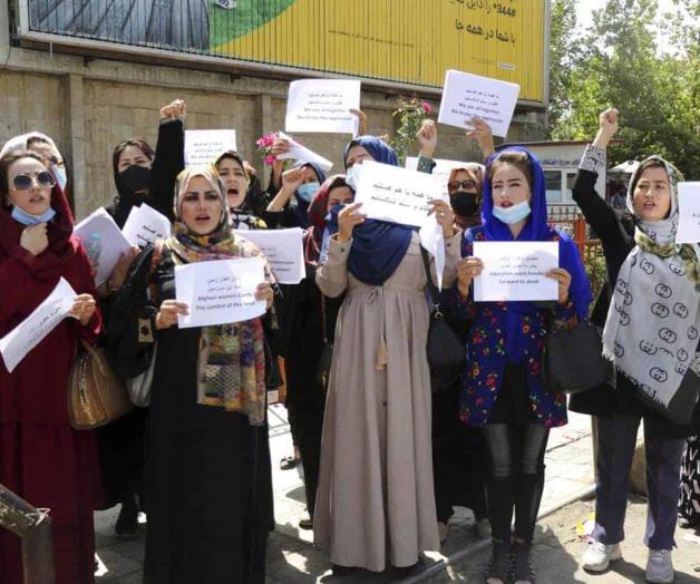 Mujeres afganas exigen al Talibán respetar sus derechos